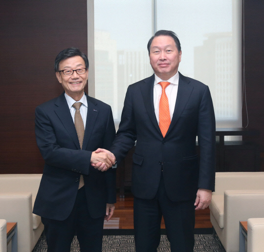 최태원(오른쪽) 대한상공회의소 회장과 윤진식 신임 한국무역협회 회장이 21일 서울 중구 대한상의 회관에서 만나 기념사진을 찍고 있다. 대한상의 제공